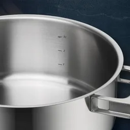 Низкая кастрюля с крышкой WMF Ultimate Cool 24 см