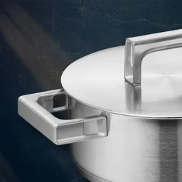 Низкая кастрюля с крышкой WMF Ultimate Cool 24 см