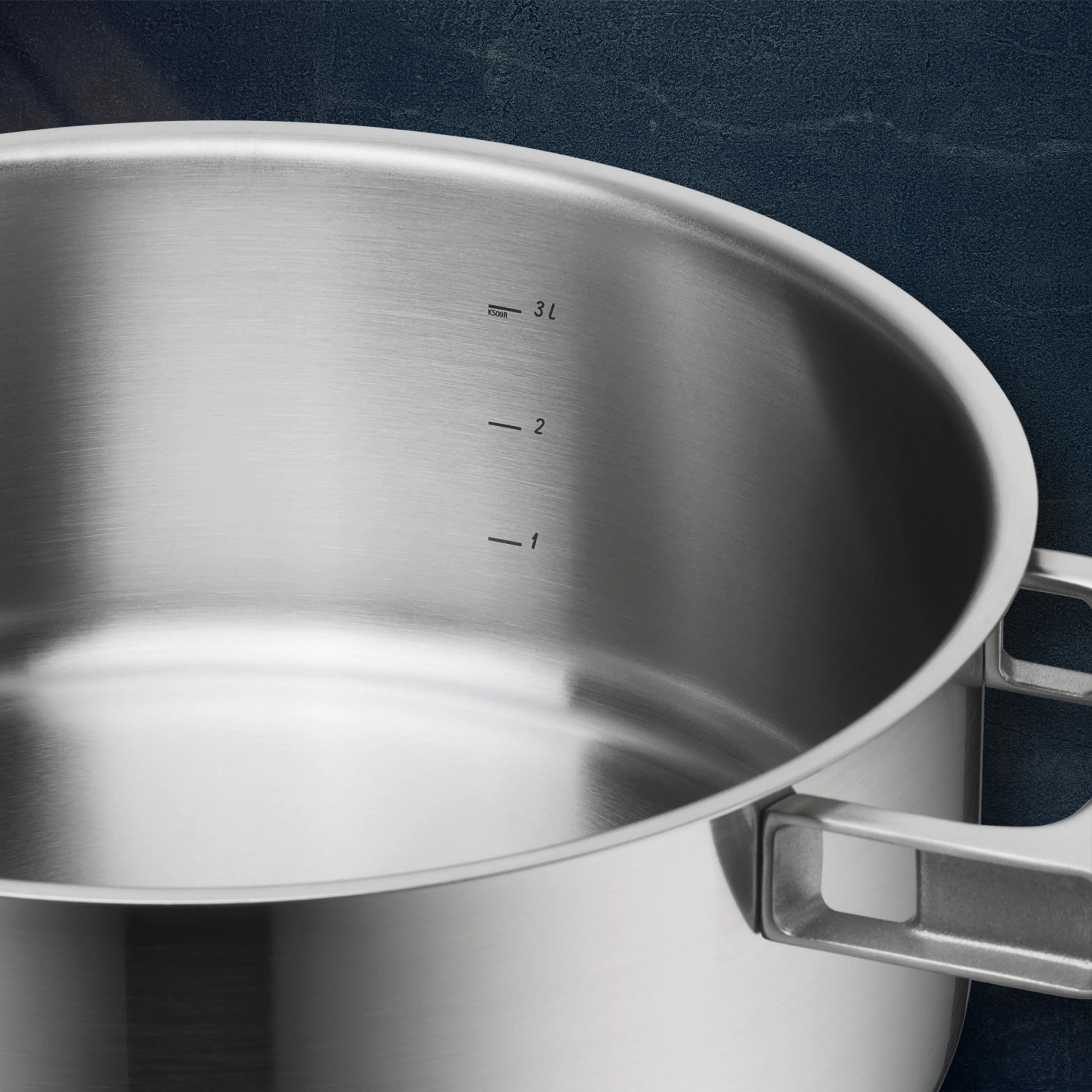 Низкая кастрюля с крышкой WMF Ultimate Cool 24 см