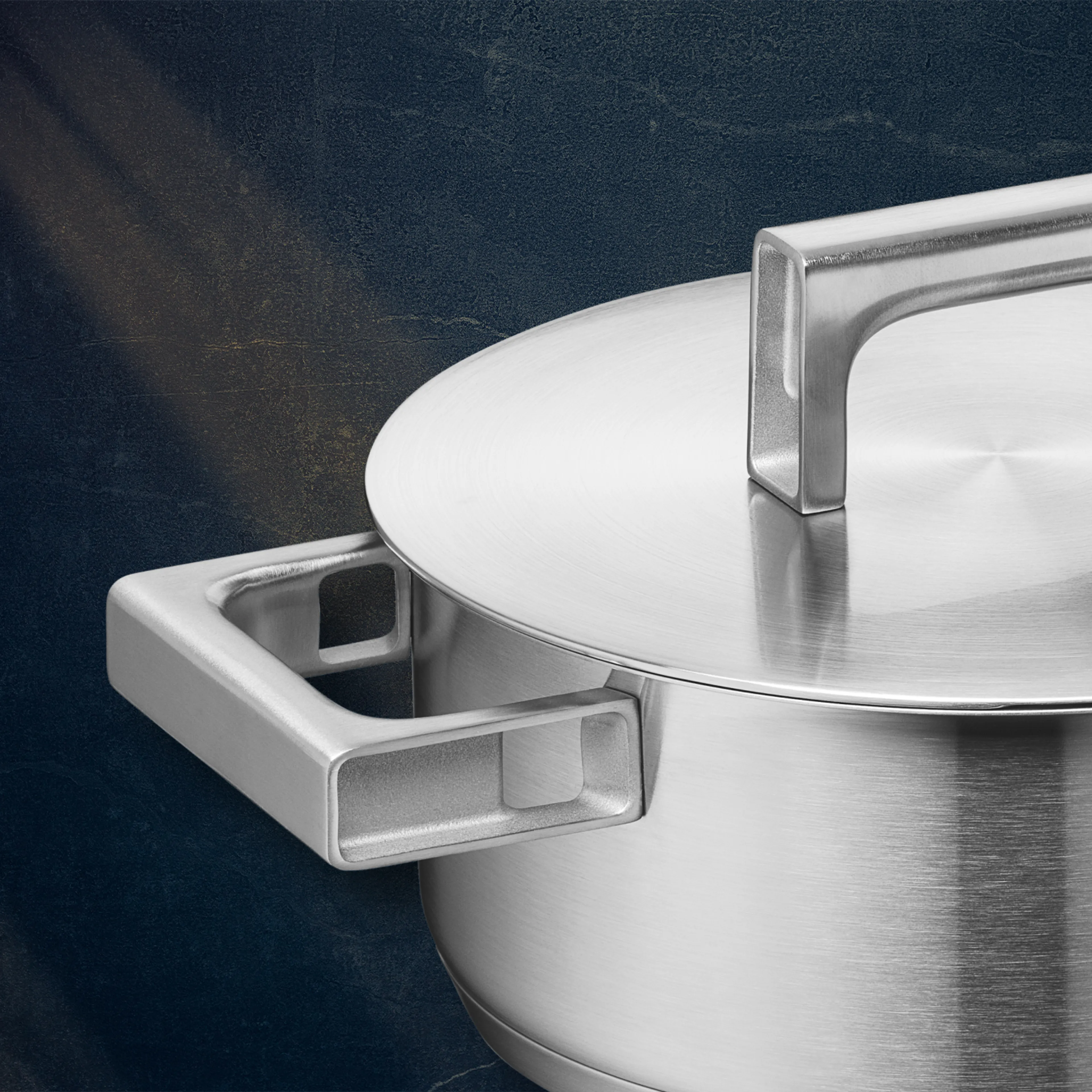 Низкая кастрюля с крышкой WMF Ultimate Cool 24 см